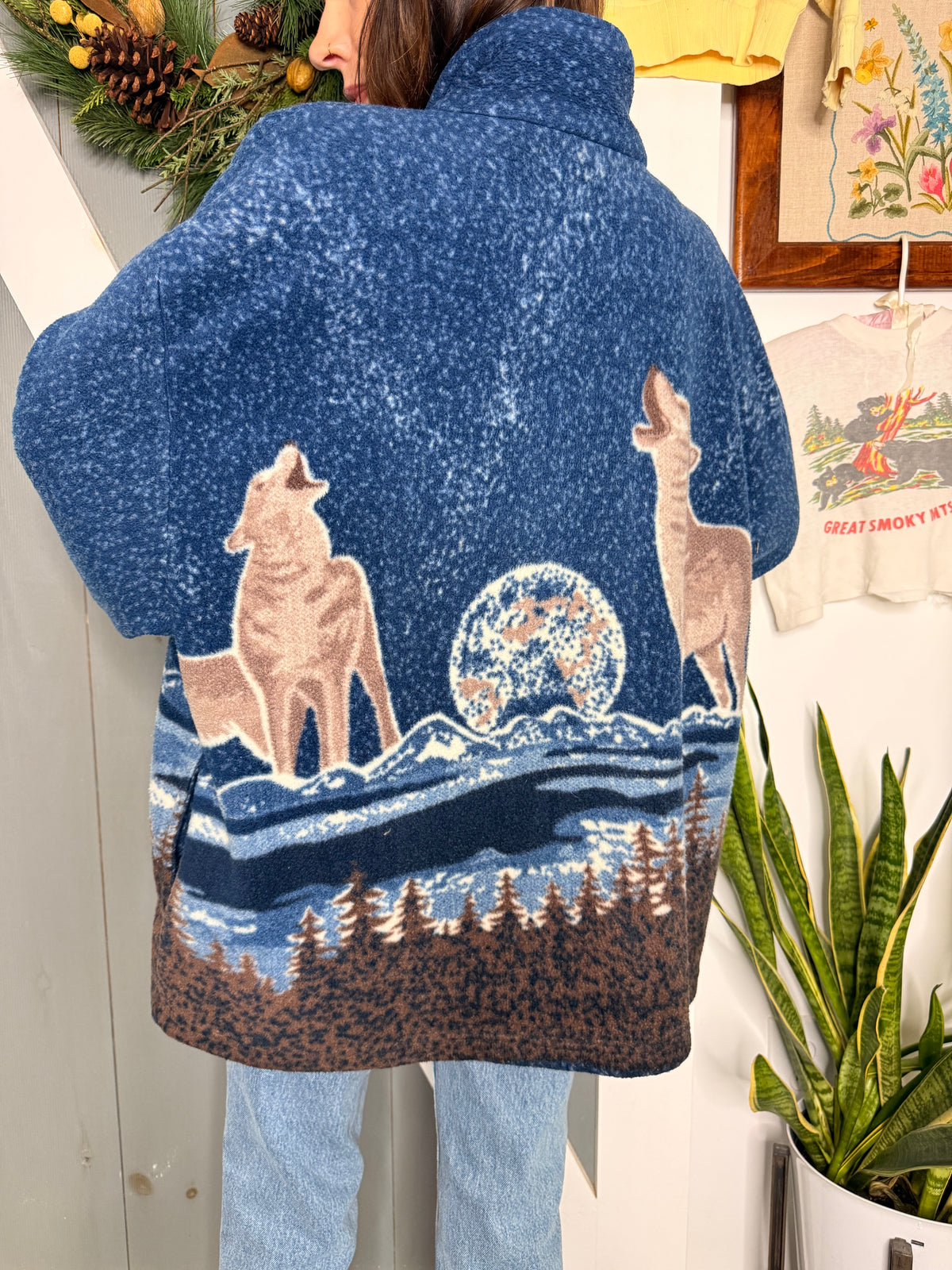 (L) Vtg wolf fleece