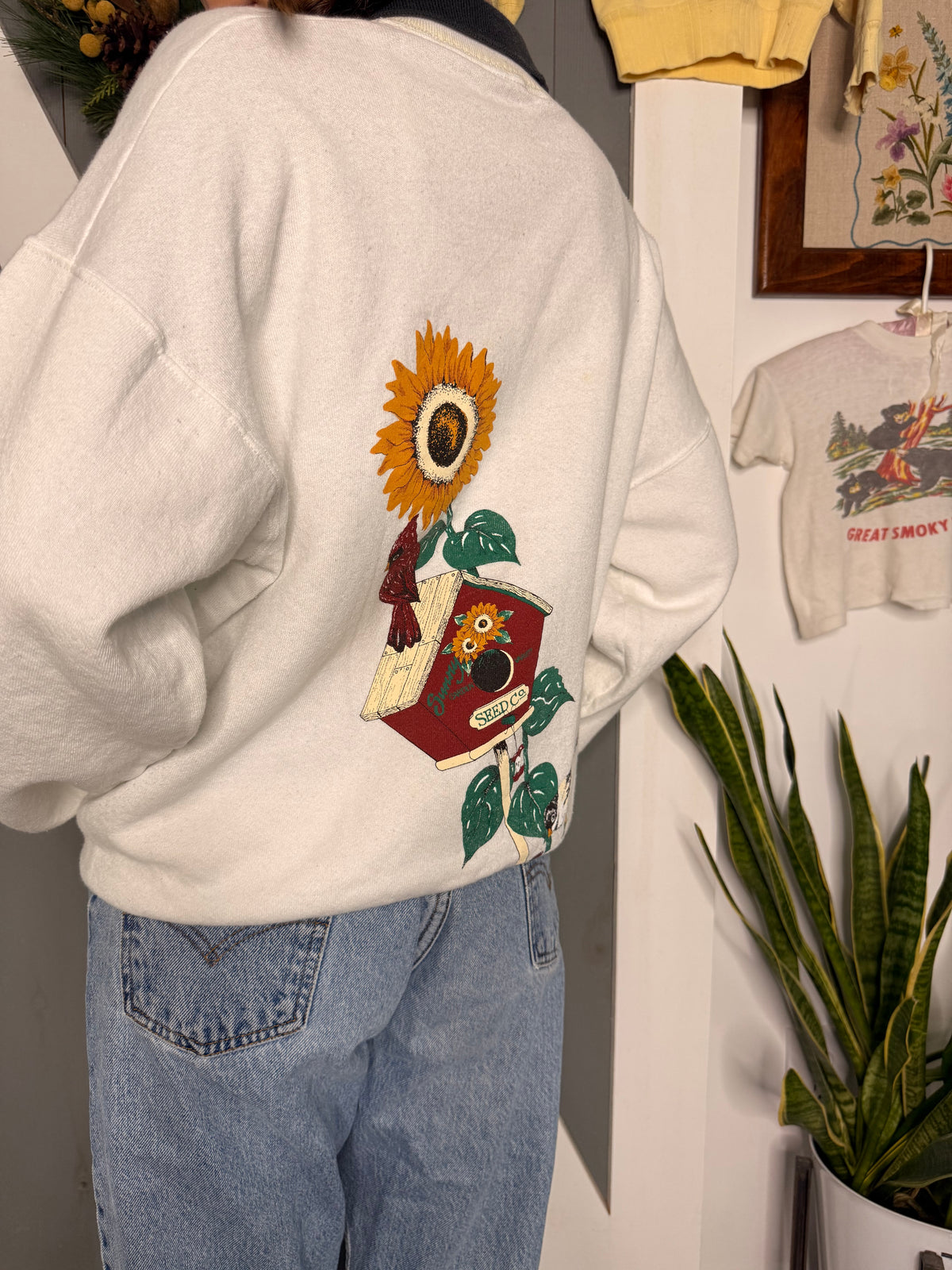 (L) Vtg birdhouse crewneck