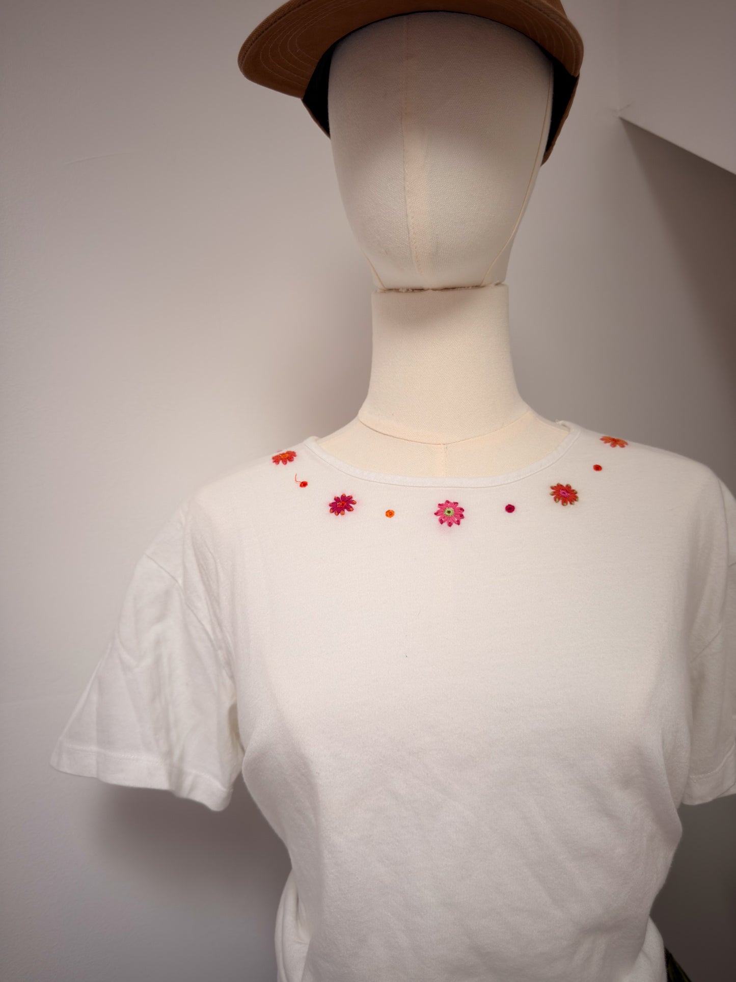 (M) Vtg floral embroidered tee