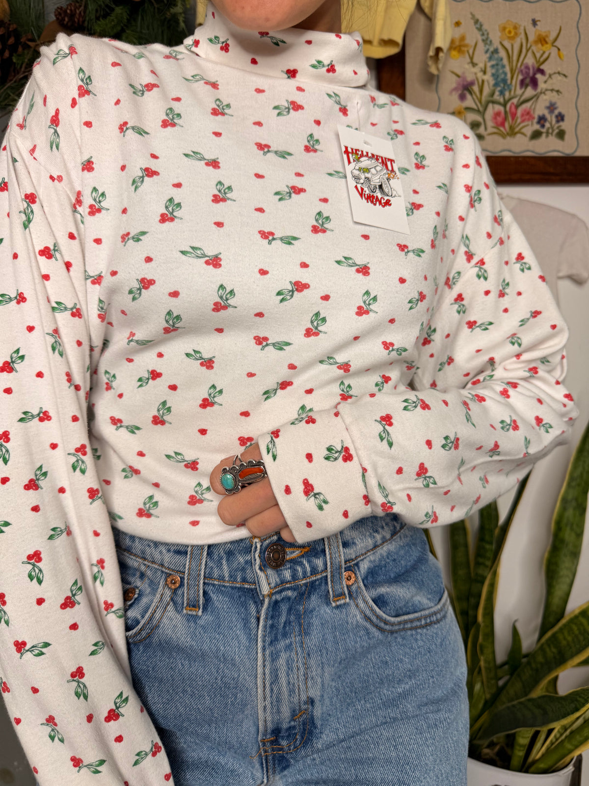 (L) Vtg cherry turtleneck