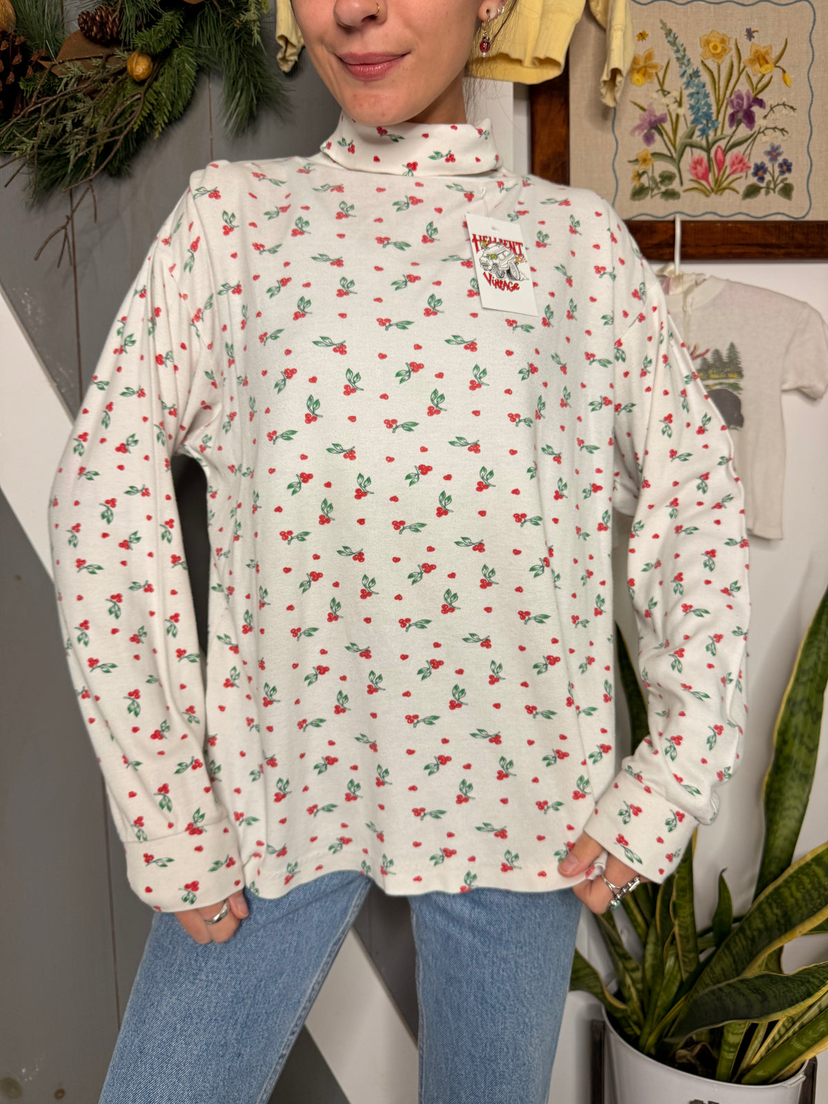 (L) Vtg cherry turtleneck