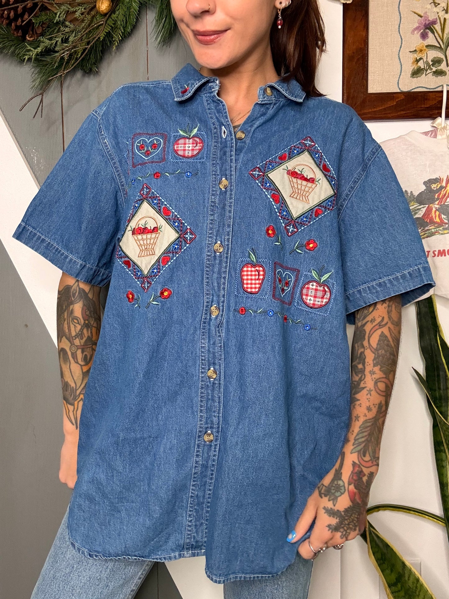 (L) Vtg apple embroidered shirt