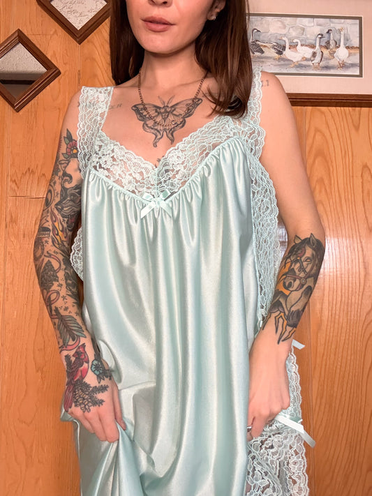 (L/XL) vtg satin gown
